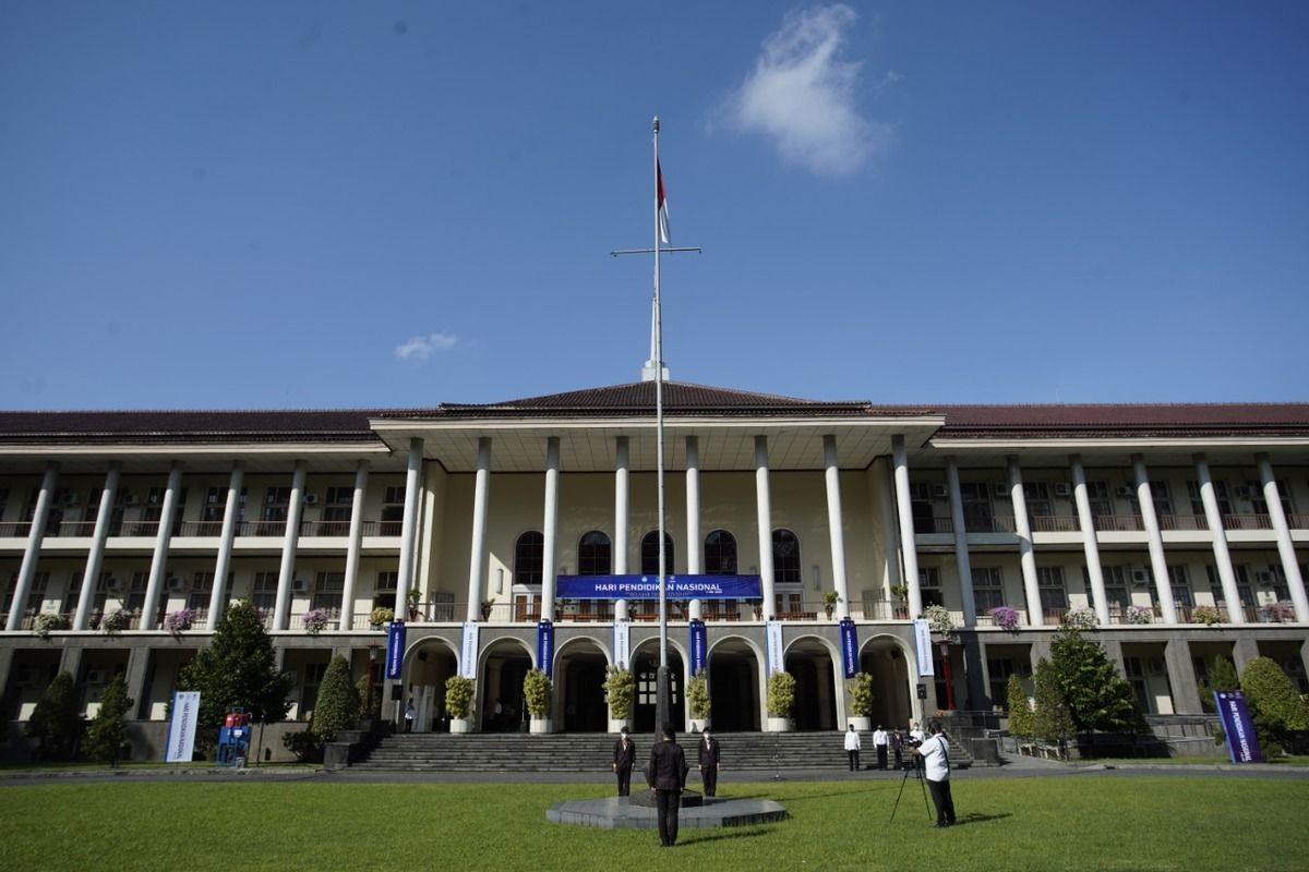 UGM gelar upacara bendera peringatan Hari Pendidikan Nasional secara daring. Peserta mengikuti upacara bendera dari kediaman mereka masing-masing. (foto dokumentasi Humas UGM)