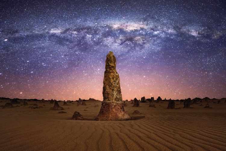 Pemandangan batu granit yang mencuat tegak di Gurun Pinnacles.