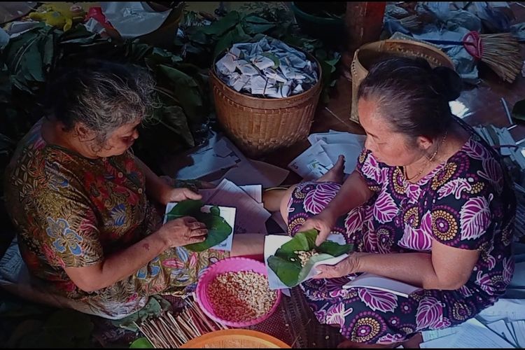 Perajin tempe di Desa Terung, Kabupaten Magetan, mengaku merugi setiap hari Rp 100.000 dengan kenaikan kedelai selama 2 minggu terakhir. Harga kedelai di Magetan naik menjadi Rp 14.000 dari harga sebelumnya Rp 10.000.