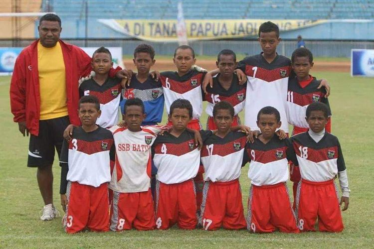 Foto bersama SSB Batik pada 2014. Berdiri paling kiri adalah pelatih Thomas Madjar, sedangkan berdiri paling kanan (nomor punggung 11) adalah Ramai Rumakiek yang saat ini menjadi bintang di Timnas Indonesia