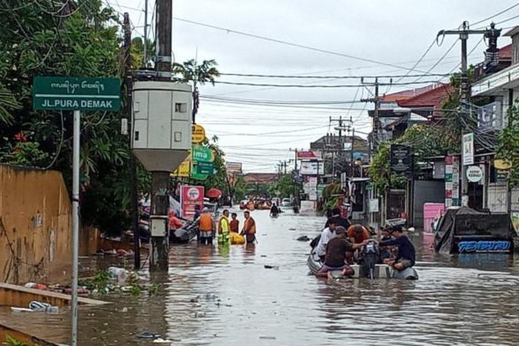 Hujan deras mengguyur Kota Denpasar, Bali, Senin pagi, genangan air sudah muncul di beberapa wilayah di Denpasar. BPBD ingatkan banjir susulan.