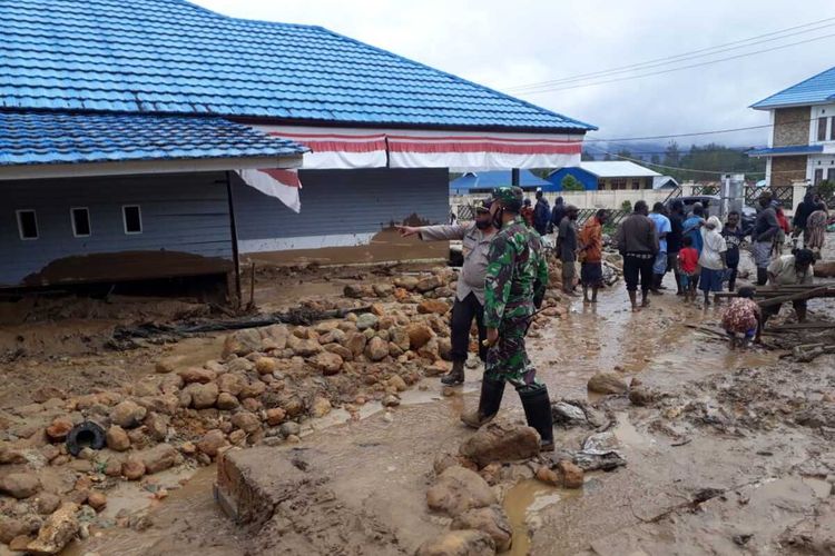 Keadaan di rumah Bupati Paniai usai terkena banjir bandang pada Selasa (19/1/2021) malam, Papua, Rabu (20/1/2021)