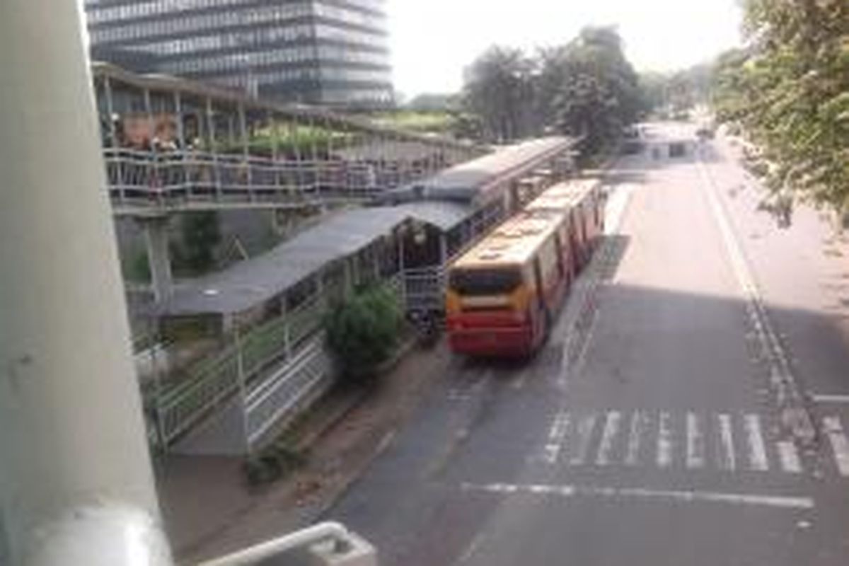 Jembatan halte transjakarta arah Ragunan penuh antrian panjang sekitar 200 meter. Penuhnya penumpang sudah terjadi sejak kemarin (H 3 Lebaran), Jakarta, Minggu (11/8/2013).