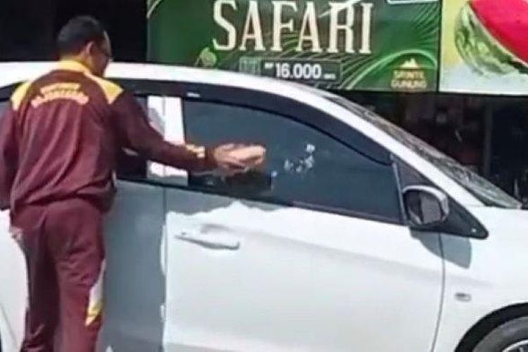 Seorang suami berinisial SKR merusak mobil Brio putih yang dikendarai Istrinya MZ di depan SDN Turigede Kecamatan Kepohbaru, Bojonegoro viral di media. 
