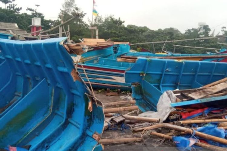 Perahu nelayan di Pantai Jayanti, Kecamatan Cidaun, Cianjur, Jawa Barat, rusak akibat dihantam gelombang tinggi yang terjadi sejak satu pekan terakhir. 
