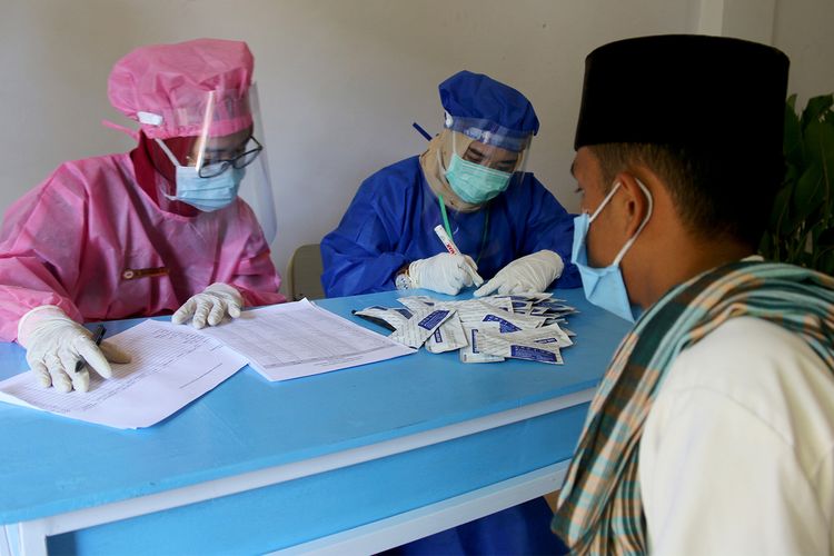 Sebelum melakukan aktivitas belajar dan mengajar kembali para santri yang baru saja kembali dari kampung halaman dari berbagai Kabupaten/ Kota di Provinsi Aceh bahkan ada yang dari Sumatera Utara menjalani rapid tes massal di Dayah Mahyal Ulum Al Aziziyah di Kecamatan Suka Makmur, Kabupaten Aceh Besar. Kamis (11/06/2020). Rapid tes ini dilakukan Pemerintah Aceh di Lembaga pendidikan agama ini untuk mematiskan agar santri terbebas dari paparan virus covid 19 di lingkungan Pesantren.