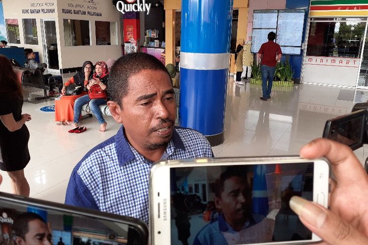 Wakil Ketua I DPC Hanura Kabupaten Kepulauan Talaud Jimmy Tindi saat diwawancarai wartawan di Bandara Sam Ratulangi Manado, Selasa (30/4/2019).