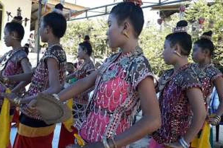 10 gadis belia menari Lariangi menyambut kedatangan peserta Ekowisata yang digagas Synthesis Development dan WWF indonesia pada 31 Oktober-4 November 2016.