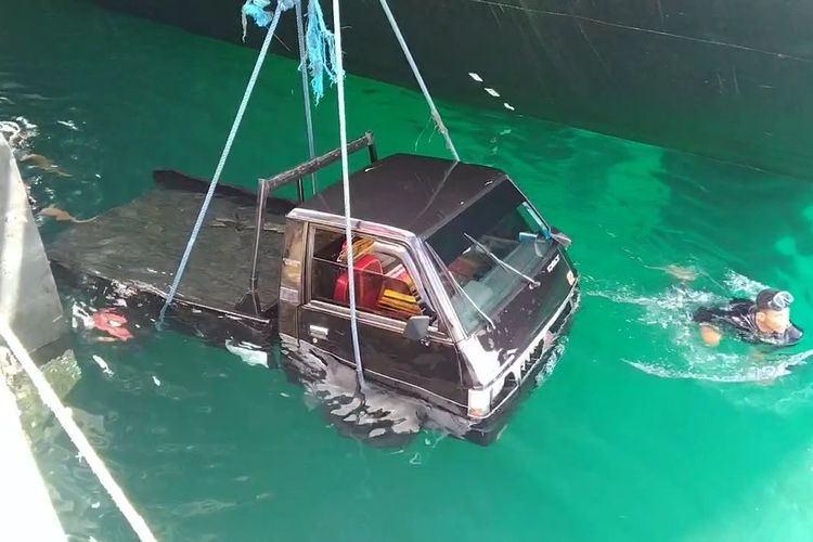 Sebuah mobil pick up L300 yang mengangkut barang jatuh ke laut di pelabuhan Murhum Baubau, Kota Baubau, Sulawesi Tenggara, Senin (8/8/2022). Mobil ini jatuh akibat kelalaian dari sopir yang kurang mahir mengandarai mobil.