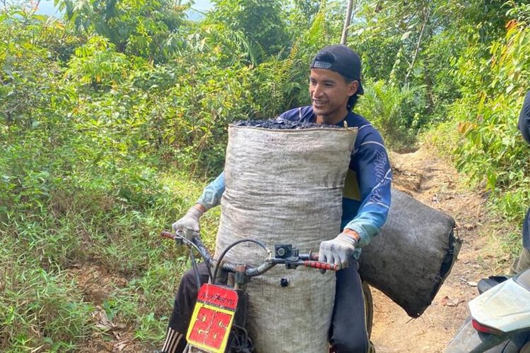 Kuli Ngepok Batu bara di Kampung Pasir Kanyere, Kecamatan Panggarangan, Kabupaten Lebak, Provinsi Banten, Kamis (16/3/2023).