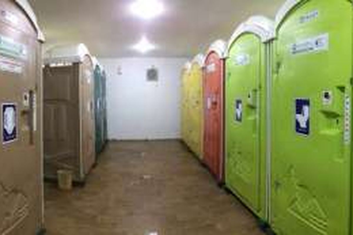 Toilet portable warna-warni di Bandara Adisucipto, Yogyakarta.