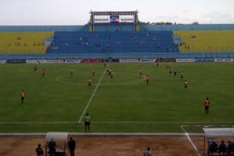 Madura United Vs Loyola Meralco di ajang Menpora Cup 2013 di stadion Kanjuruhan, Malang, Senin (23/9/2013).