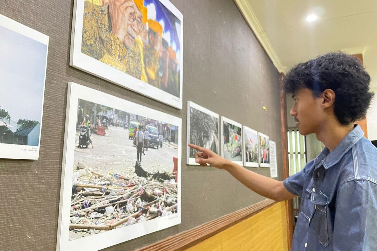 Sejumlah pemuda di Cicalengka berkumpul di Aula Kantor Kecamatan Cicalengka, saat pemutaran film dokumenter Ini Merdeka ? sebuah bentuk kritik pada kegiatan karnaval arak-arakan yang kerap digelar saat memperingati Hari Kemerdekaan RI