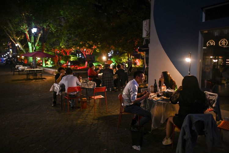 Warga menikmati makanan di sebuah restoran di Wuhan, Provinsi Hubei, 16 April 2020. Setelah sempat menjalani masa karantina akibat penyebaran Covid-19, jutaan orang di China kembali turun ke jalan dan mengunjungi kawasan wisata yang kembali dibuka.
