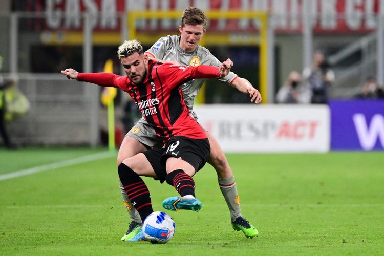 Theo Hernandez (kanan) berebut bola dengan Morten Frendrup (kiri) dalam laga pekan ke-33 Liga Italia 2021-2022 AC Milan vs Genoa di Stadion San Siro, Sabtu (16/4/2022) dini hari WIB.