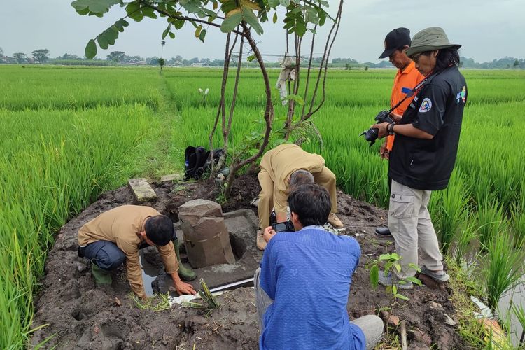 Disporabudpar Nganjuk saat mengecek kondisi Lingga-Yoni di area persawahan Dusun Pojok, Desa Tanjungkalang, Kecamatan Ngronggot, Kabupaten Nganjuk, Jawa Timur, yang rusak diduga akibat upaya pencongkelan oleh orang tak bertanggungjawab, Selasa (27/5/2025)