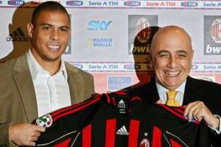 Ronaldo (kiri) diperkenalkan sebagai pemain baru AC Milan, 2 Februari 2007.