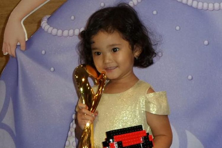 Putri Ayu Ting Ting, Bilqis Khumaira Razak, menerima penghargaan Kids Seleb Kesayangan dalam Mom & Kids Awards 2016 di MNC Tower, Jakarta Barat, Senin (19/12/2016).