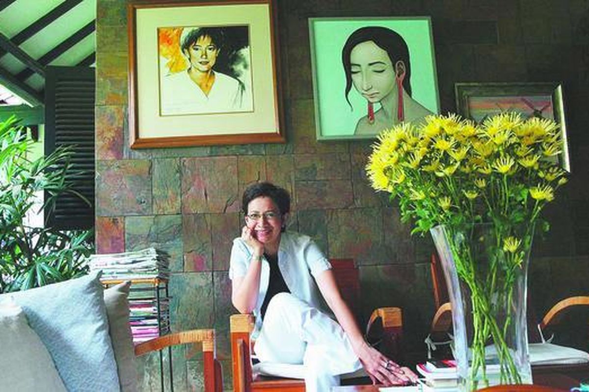 Bersantai di teras belakang rumah.