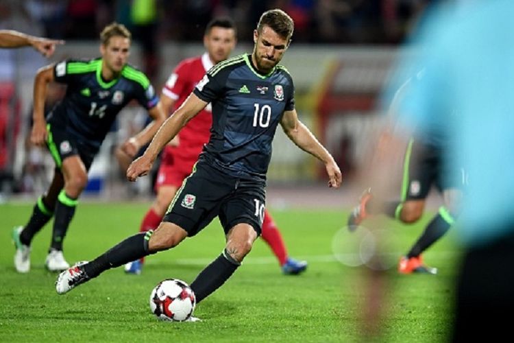 Gelandang Aaron Ramsey menjadi eksekutor penalti Wales pada laga kualifikasi Piala Dunia 2018 kontra Serbia di Belgrade, Minggu (11/6/2017). 