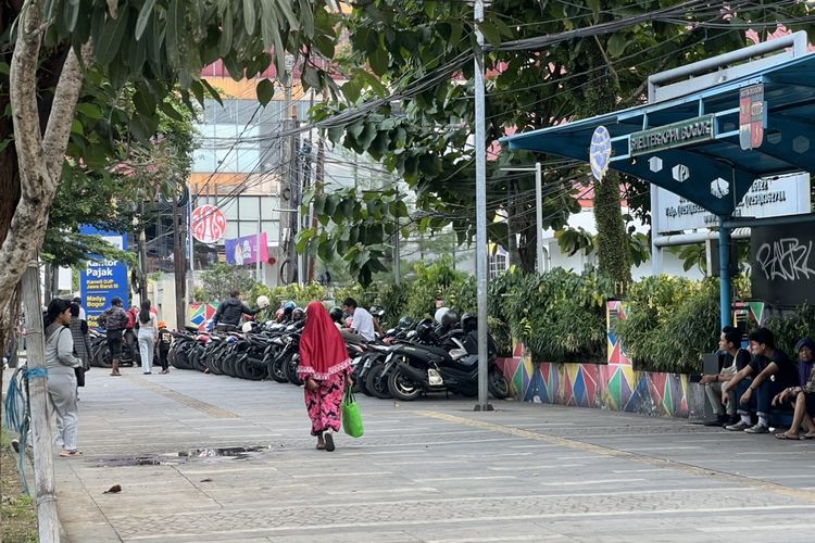 Puluhan sepeda motor tampak parkir di trotoar Jalan Ir H Djuanda, Bogor Tengah, Kota Bogor, Senin (8/4/2024).