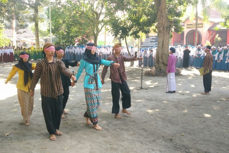 Petugas upacara bendera di Ndalem Pojok, Desa Pojok, Kecamatan Wates, Kabupaten Kediri, Jawa Timur, Rabu (17/8/2017), menutup mata dengan kain sebagai protes sejarah.