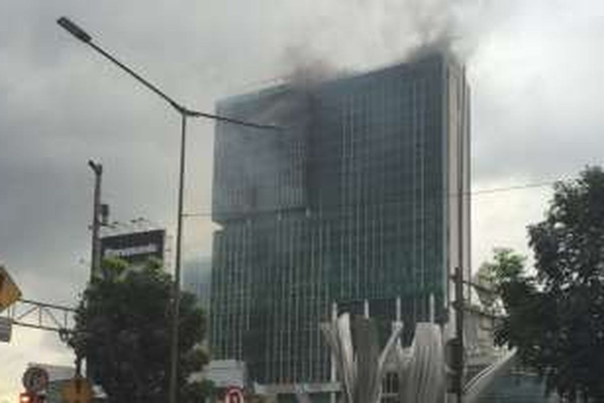 Kebakaran terjadi di gedung yang dikelola Swiss Bell Hotel di Jalan Boulevard Raya, Kecamatan Kelapa Gading, Jakarta Utara pada Minggu (7/8/2016) sore.