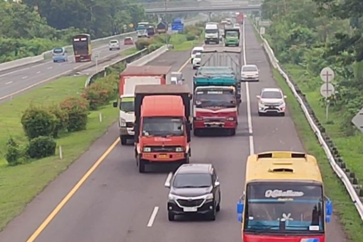 Sejumlah kendaraan melintasi kilometer 196 Tol Palimanan - Kanci (Palikanci) Kecamatan Plumbon Kabupaten Cirebon, Sabtu (9/3/2024) siang. Arus lalu lintas ini meningkat dari hari biasanya.