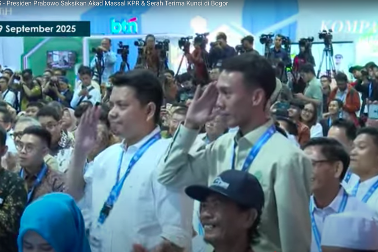 Angga Budi Kusuma (kanan) dan Muhammad Ridwan (kiri) saat memberikan hormat kepada Prabowo. Angga merupakan eks office boy dan Wawan adalah eks pengemudi ojek. Keduanya sukses jadi pengusaha properti dengan proyeksi keuntungan hingga Rp 120 miliar.