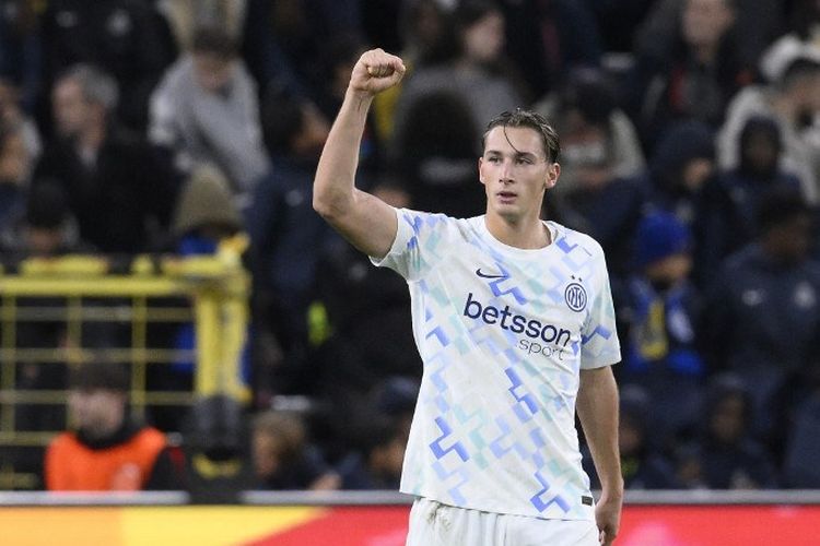 Penyerang Inter Milan asal Italia, Francesco Pio Esposito, merayakan gol keempat timnya dalam laga penyisihan grup Liga Champions antara Union Saint-Gilloise (Belgia) dan Inter Milan (Italia) di Stadion RSC Anderlecht, Brussels, pada 21 Oktober 2025.