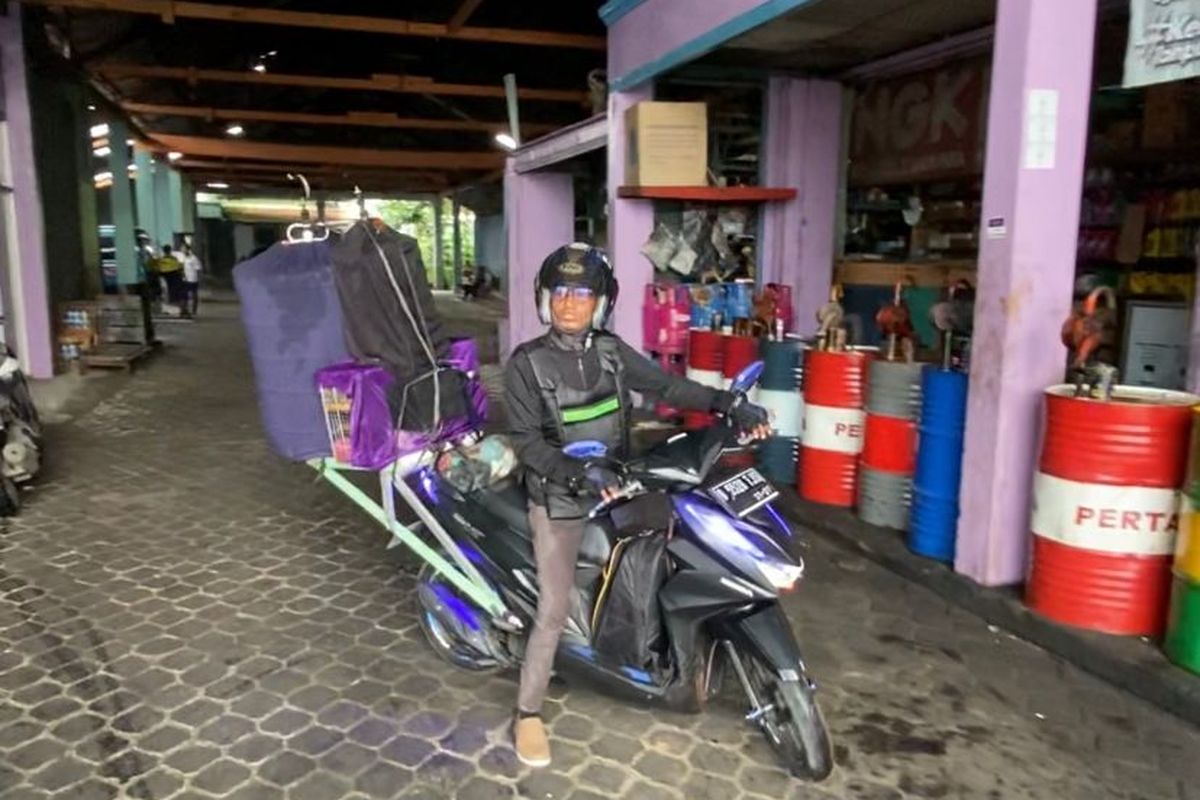 Budiono mudik dari Bekasi ke Karanggede Boyolali mengajak enam burung kesayangannya.