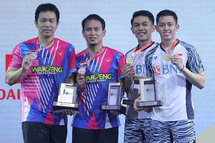 Ganda putra Indonesia Fajar Alfian/Muhammad Rian Ardianto (kanan) menjadi juara Malaysia Masters 2022 usai mengalahkan senior mereka, Mohammad Ahsan/Hendra Setiawan di Axiata Arena, Kuala Lumpur, Minggu (10/7/2022) sore WIB.