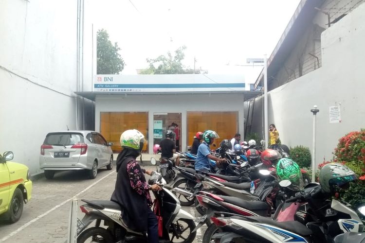 Puluhan nasabah BNI menyerbu mesin anjungan tunai mandiri (ATM) untuk mengecek saldo dan menarik simpannnya setelah mengetahui adanya informasi pembobolan dana nasabah senilai ratusan miliar di bank tersebut, Rabu (16/10/2019)