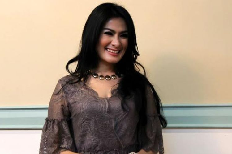 Penyanyi dangdut Iis Dahlia ditemui pada acara MNCTV Dangdut Awards 2013 di Hotel Grand Sahid Jaya, Jalan Sudirman, Jakarta Pusat, Selasa (22/1/2013). 