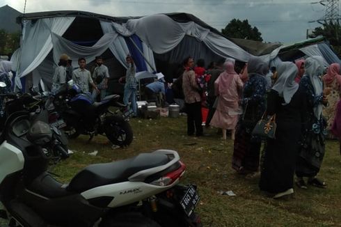 Angin Puting Beliung Robohkan Tenda Kawinan di Depok, Mempelai Pingsan