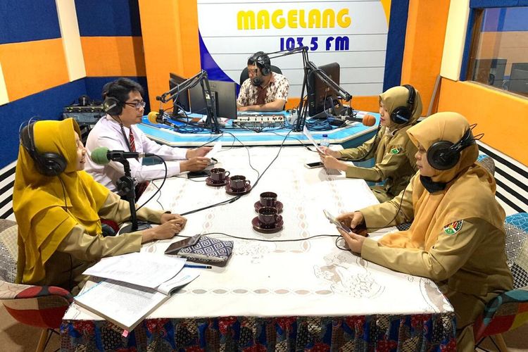 Sejumlah guru sedang menyampaikan materi pembelajaran di Radio Magelang FM milik Pemkot Magelang, Selasa (8/9/2020). Radio ini dipilih sebagai media pembelajaran jarak jauk di tengah pandemi Covid-19.