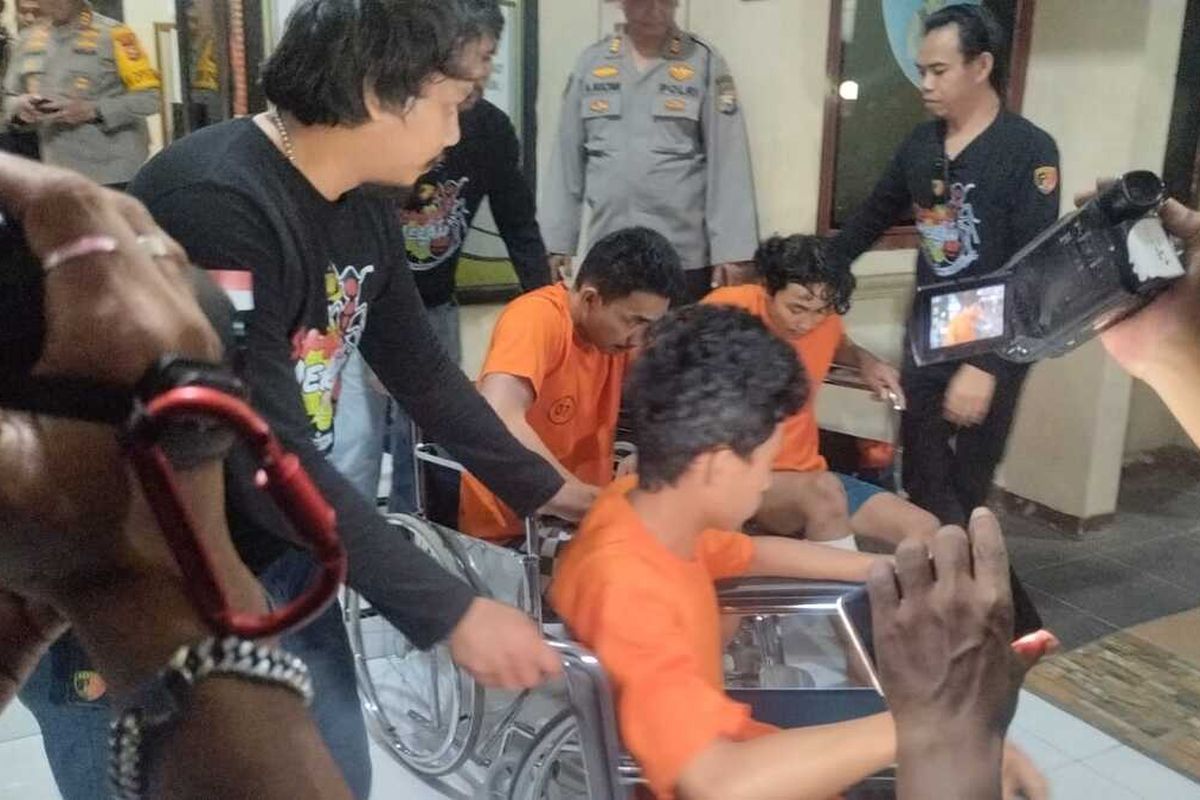 Tiga pelaku spesialis pencurian kendaraan bermotor saat dibawa polisi menuju sel tahanan Mapolsek Tamalanrea, Kota Makassar, Sulsel, Kamis (25/7/2024) malam.