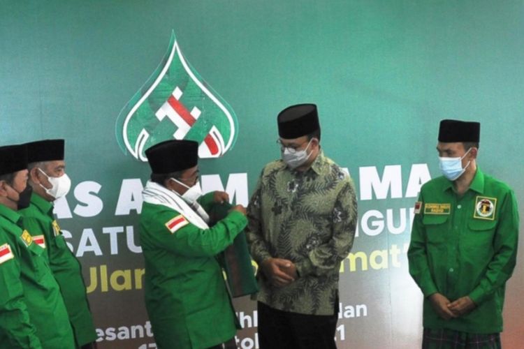 Gubernur DKI Jakarta, Anies Baswedan saat penyerahan surban dan tasbih berwarna hijau.