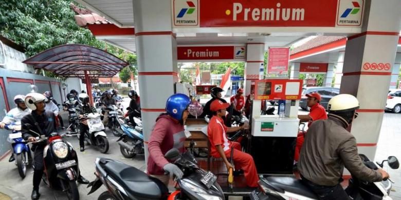 Pengendara motor mengantre di SPBU untuk mengisi bahan bakar minyak (BBM) jenis premium, di Bali, beberapa waktu lalu.