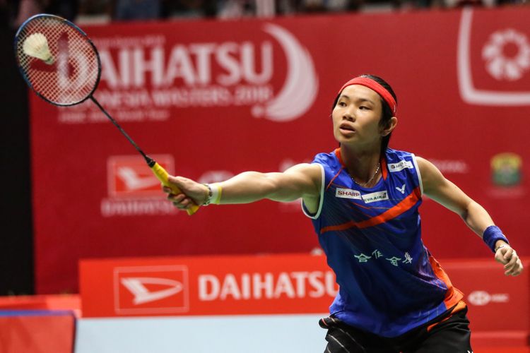 Pebulu tangkis tunggal putri Taiwan, Tai Tzu Ying mengembalikan bola ke arah tunggal putri asal India, Saina Nehwal dalam babak final Indonesia Master di Istora Senayan, Jakarta, Minggu (28/1/2018). Tai Tzu Ying juara Indonesia Master 2018 dengan menang dua gim langsung 21-9, 21-13.