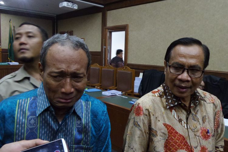 Dua terdakwa mantan pejabat Kementerian Dalam Negeri, Irman dan Sugiharto, di ruang sidang Pengadilan Tipikor Jakarta, Rabu (12/7/2017).