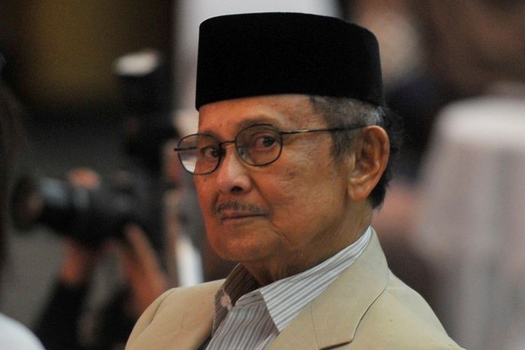 BJ Habibie
Presiden RI ke 3

KOMPAS/RADITYA HELABUMI (RAD)
09-05-2018