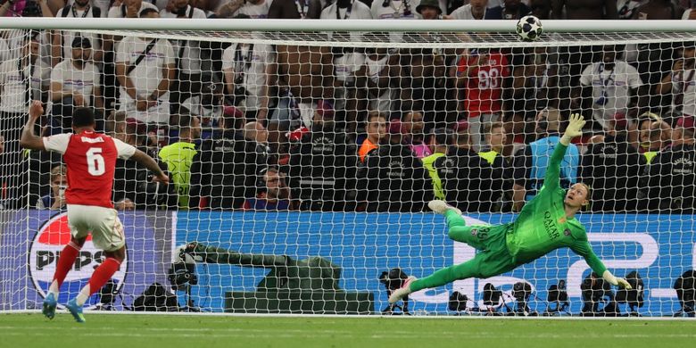Bek Arsenal, Gabriel Magalhaes, gagal mencetak gol dari titik penalti pada laga final Liga Champions antara Paris Saint-Germain (PSG) dan Arsenal FC di Puskas Arena, Budapest, pada 30 Mei 2026.