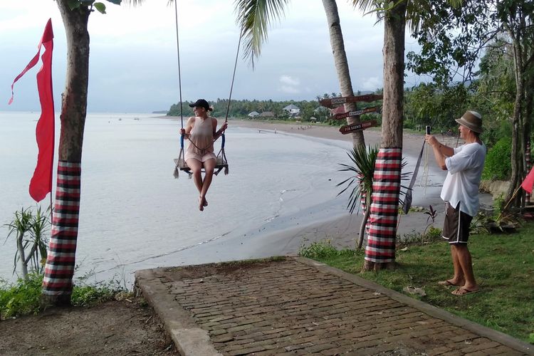 Karang Impian Beach Swing & Camp Ground di Desa Melaya, Jembrana, salah satu tempat wisata di Bali Barat.