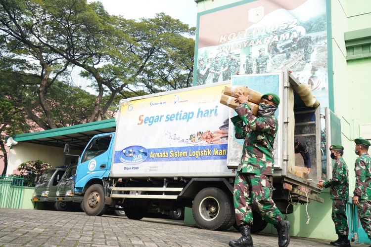 Bantuan 1.500 kg paket lebaran ikan kembung dari Kementerian Kelautan dan Perikanan diberikan kepada prajurit Korem 052 Tangerang, Banten, Minggu (24/5/2020).