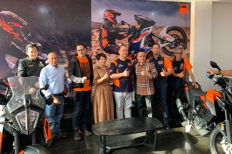 Probike menjadi diler resmi merek motor KTM dan Husqvarna