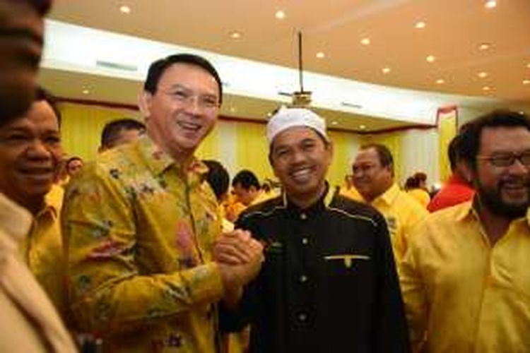 Gubernur DKI Jakarta Basuki Tjahaja Purnama atau Ahok berjabat tangan dalam Musda DPD Golkar DKI Jakarta. 
