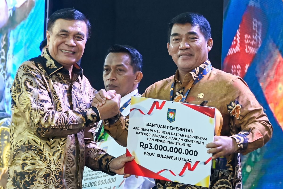 Menteri Koordinator (Menko) Bidang Politik dan Keamanan Djamari Chaniago memberikan penghargaan kepada Gubernur Sulawesi Utara (Sulut) Yulius Selvanus dalam Apresiasi Pemerintah Daerah (Pemda) Berprestasi 2026 Regional Sulawesi yang berlangsung di Hotel Claro, Kendari, Jumat (29/5/2026). 
