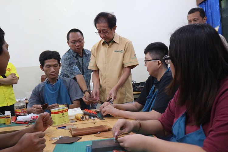 Direktur Sido Muncul Irwan Hidayat berkunjung ke kelas pelatihan keterampilan disabilitas Lembaga Daya Dharma Keuskupan Agung Jakarta, Senin (24/6/2019)
