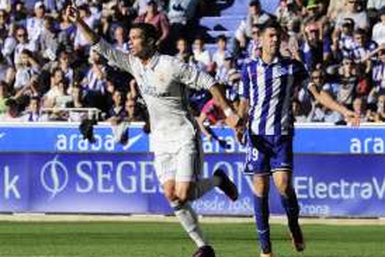 Penyerang Real Madrid, Cristiano Ronaldo (kiri), melakukan selebrasi setelah mencetak gol keduanya ke gawang Alaves pada pertandingan La Liga di Stadion Mendizorroza, Sabtu (29/10/2016).